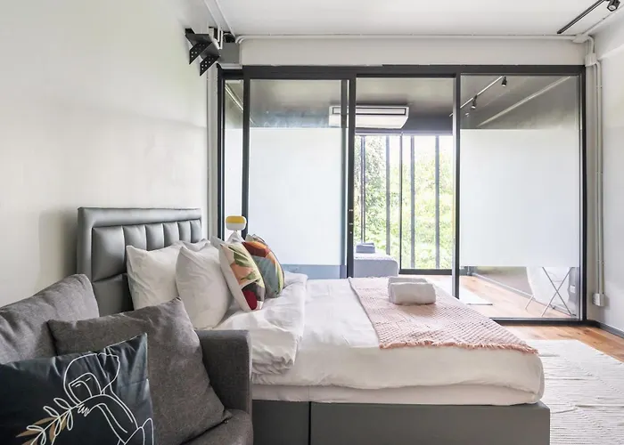 Miq Ekkamai2 3br Designer Oval Bathtub 15pax Bangkok