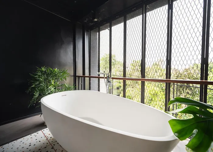 Miq Ekkamai2 3br Designer Oval Bathtub 15pax Bangkok